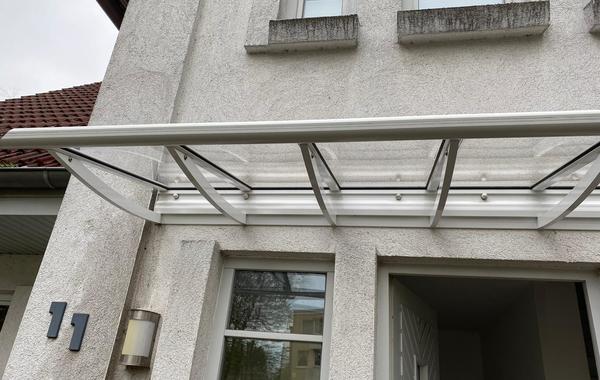 gereinigtes Vordach aus Glas